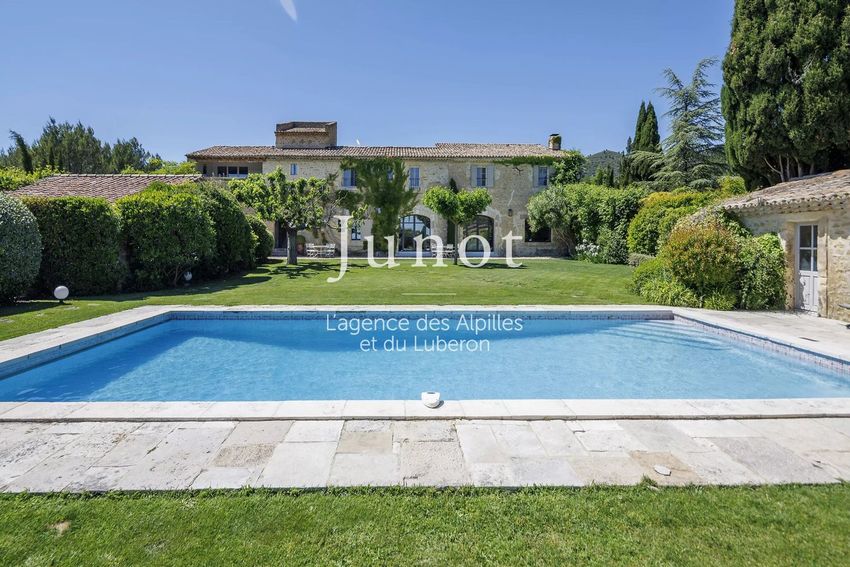 Image Piscine à  maison traditionnelle de Lauris