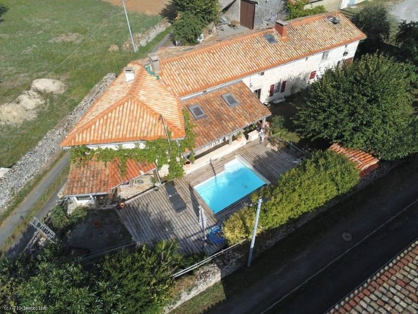 Image Piscine à  maison individuelle de Sauzé-Vaussais