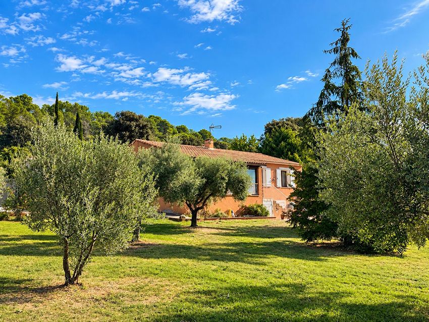 Image Façade à  villa de Régusse