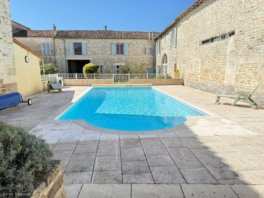 Image Piscine à  maison de village de Ruffec