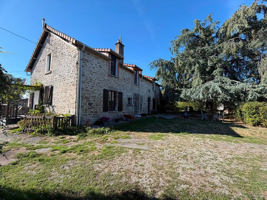 Image Façade à  maison individuelle de Saint-Priest-la-Feuille