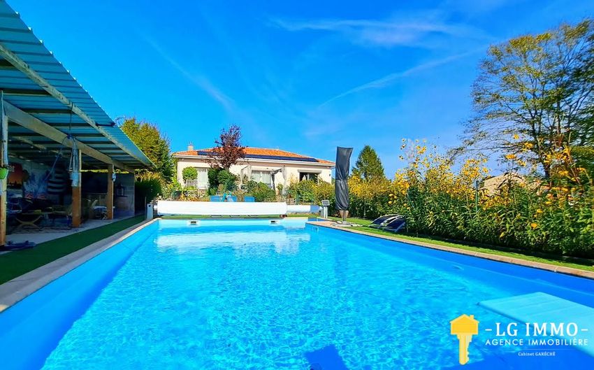 Image Piscine à  maison individuelle de Pérignac