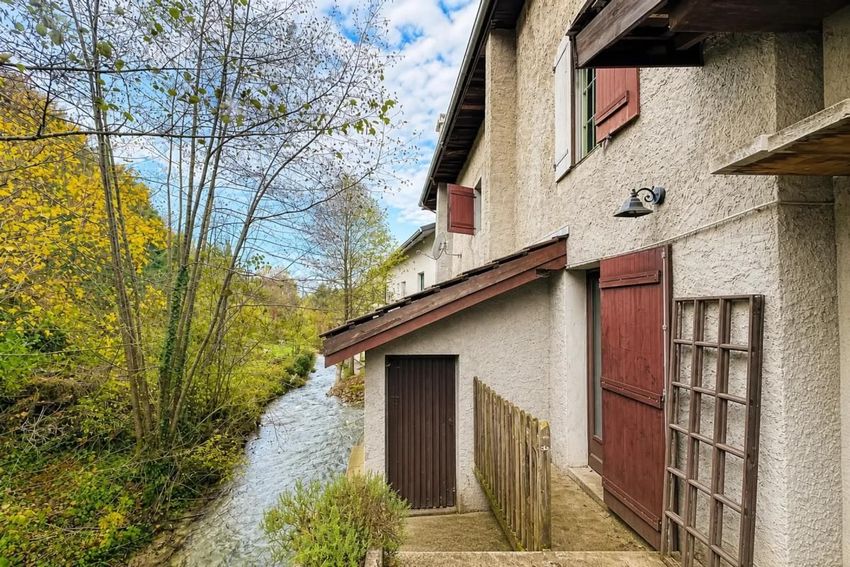 Image Façade à  maison de village de Arbent