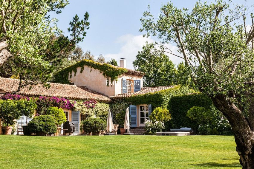 Image Façade à  manoir de Gassin