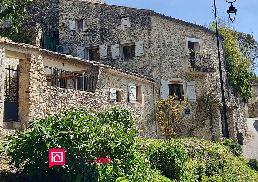Image Façade à  maison de village de Dions