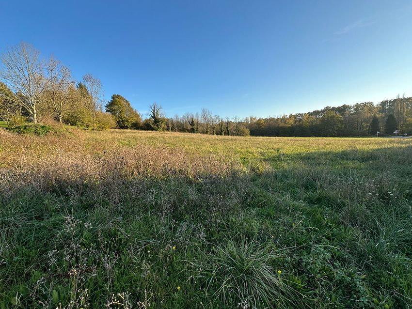 Image Vue à terrain de Saint-Jean-de-Côle