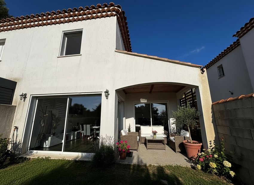 Image Façade à  maison mitoyenne de Aurons