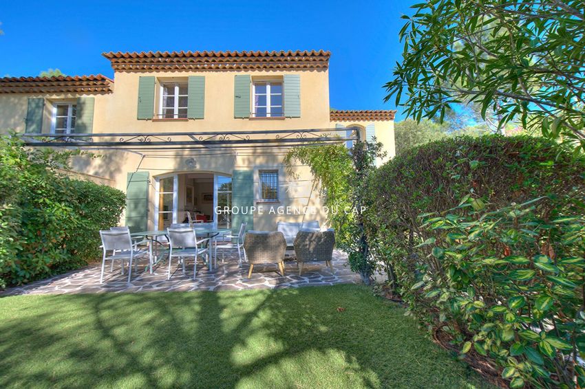 Image Façade à  villa de La Motte