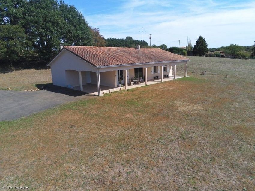 Image Façade à  propriété agricole de Nanteuil-en-Vallée
