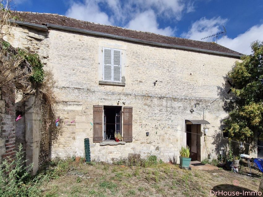 Image Façade à  villa de Perrières