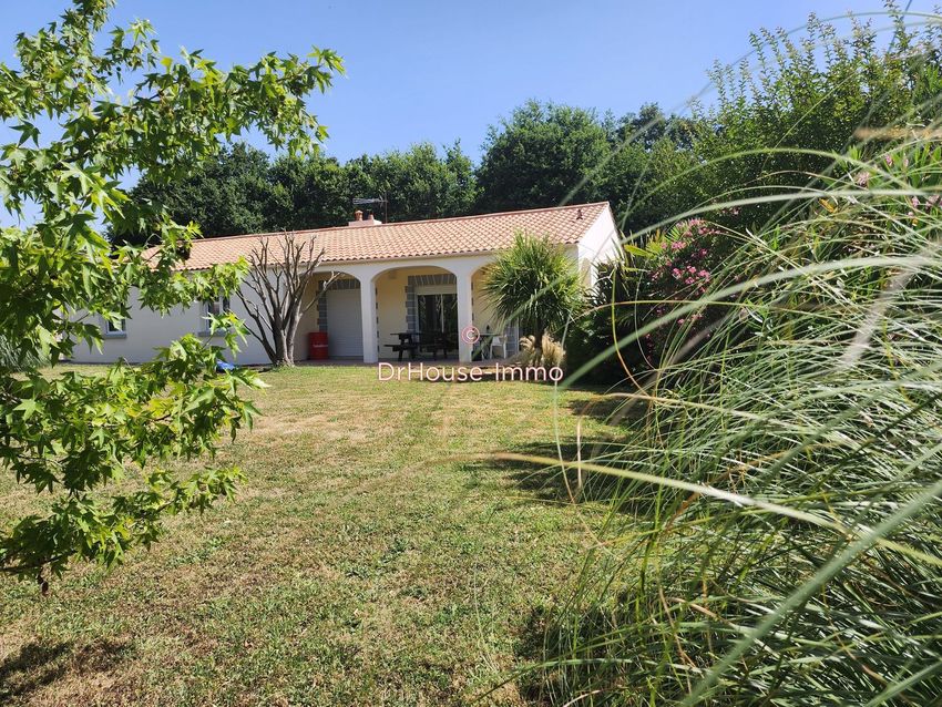 Image Façade à  villa de Grosbreuil