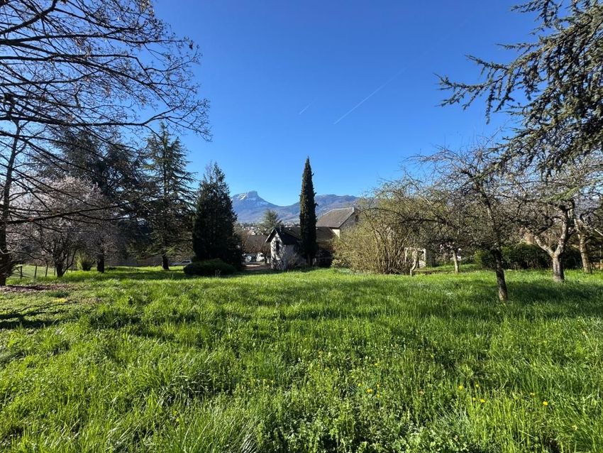 Image de terrain à Challes-les-Eaux