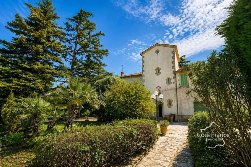 Image Façade à  château de Grans