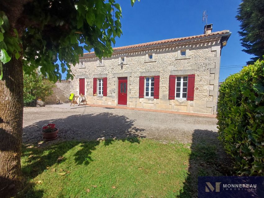 Image Façade à  maison individuelle de Baignes-Sainte-Radegonde