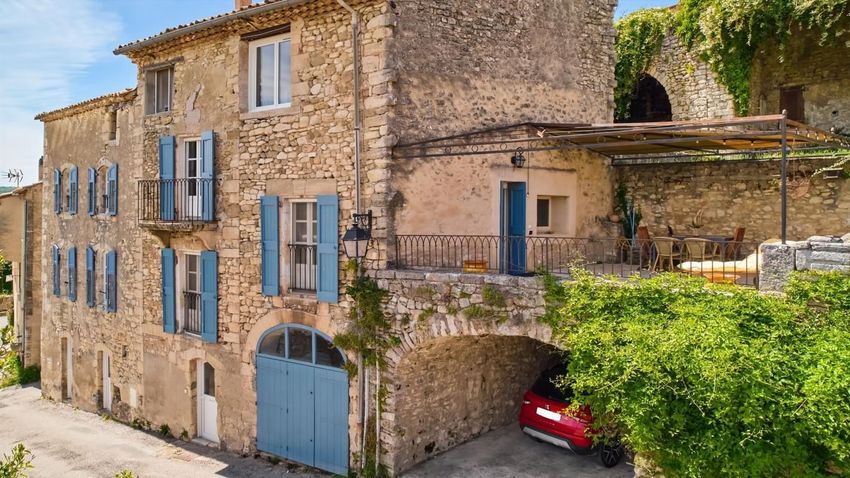 Image Façade à  maison de village de Mane