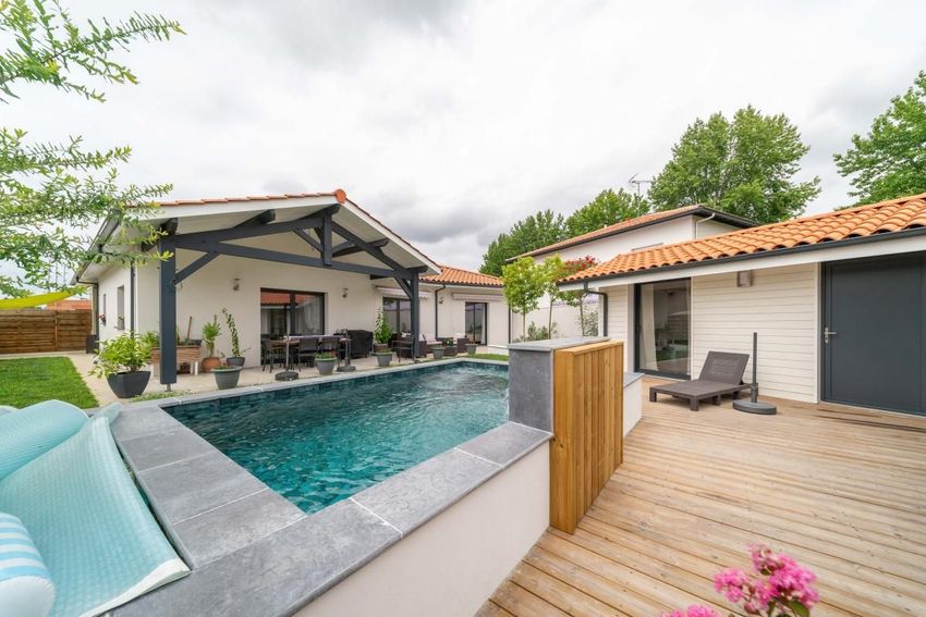 Image Piscine à  maison individuelle de Parentis-en-Born