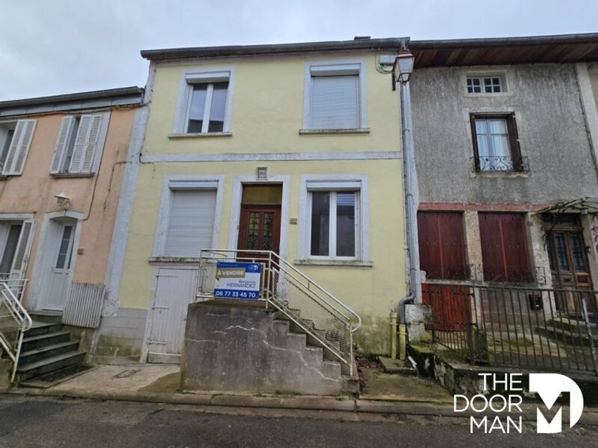 Image Façade à  maison de village de Place de la Mairie