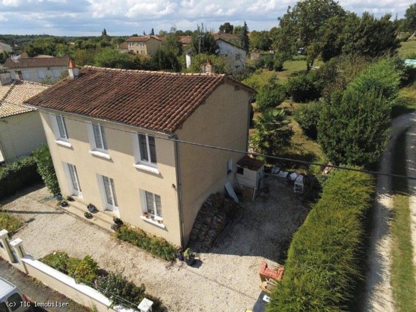 Image Façade à  maison mitoyenne de Charroux