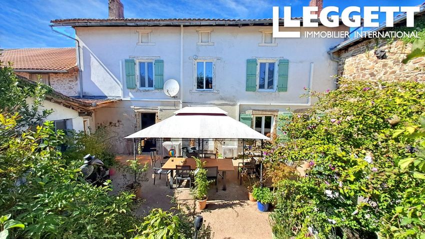 Image Façade à  propriété agricole de Les Salles-Lavauguyon