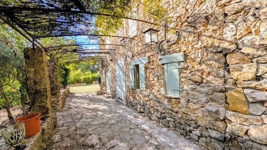 Image Façade à  villa de Entrecasteaux