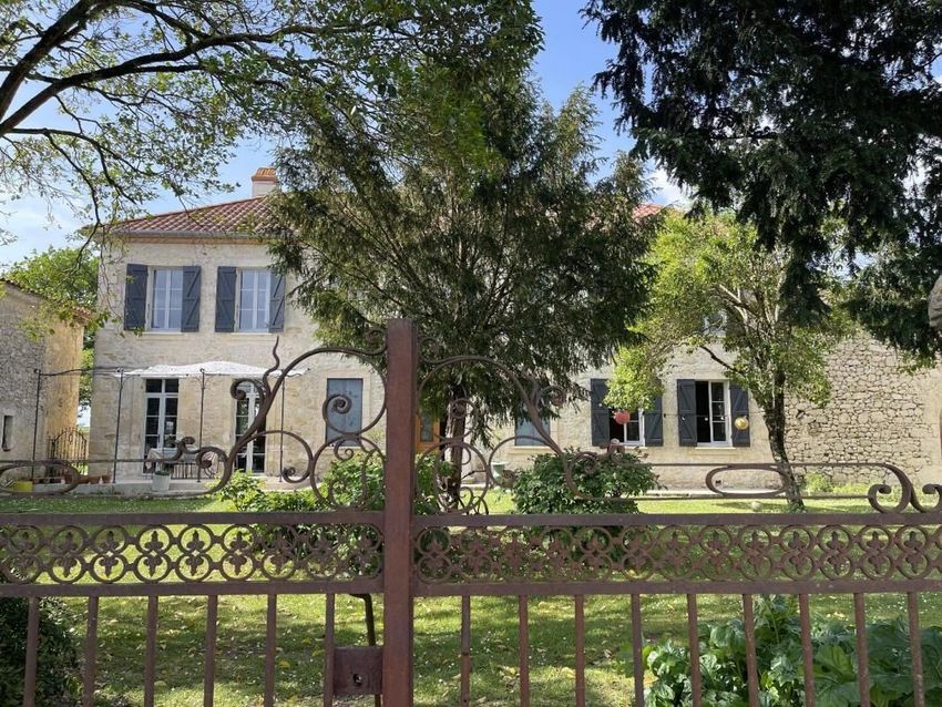 Image Façade à  propriété agricole de Cazeneuve