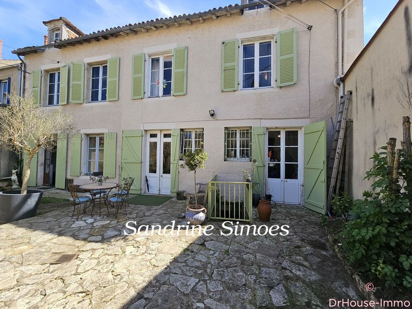Image Façade à  villa de Montmorillon