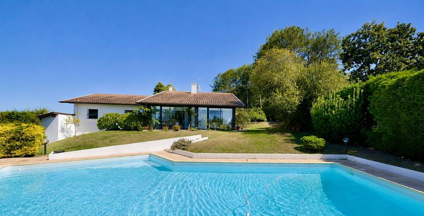 Image Piscine à  maison individuelle de Bassussarry