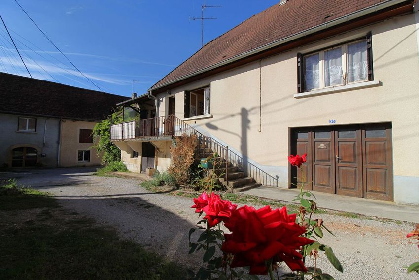 Image Façade à  maison mitoyenne de Cesancey