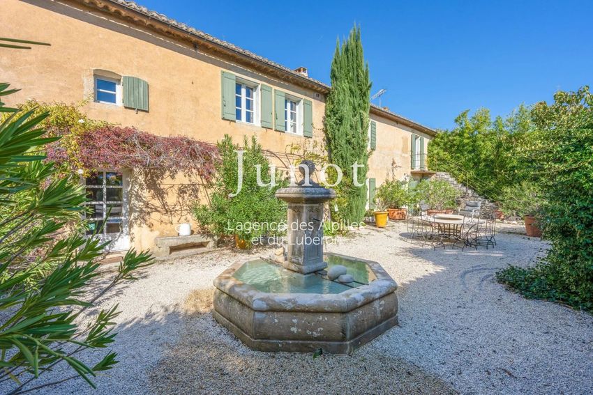 Image Façade à  maison traditionnelle de Cabrières-d'Avignon