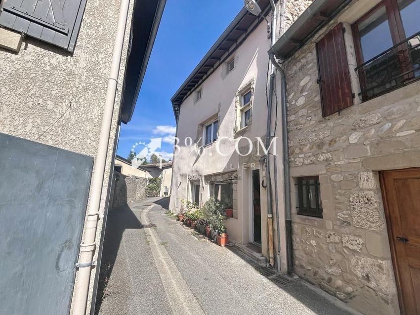 Image Façade à  maison de village de Montélier