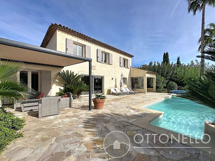 Image Façade à  villa de Roquebrune-sur-Argens