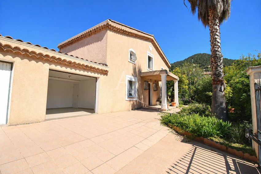 Image Façade à  villa de Carqueiranne
