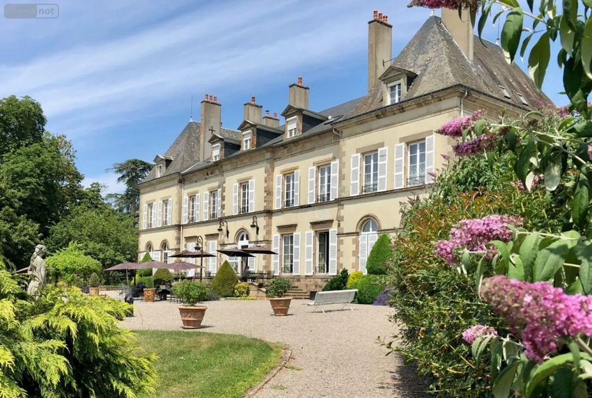 Image Façade à  château de Ygrande