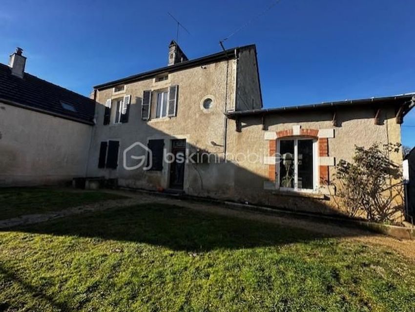 Image Façade à  maison de village de Beneuvre