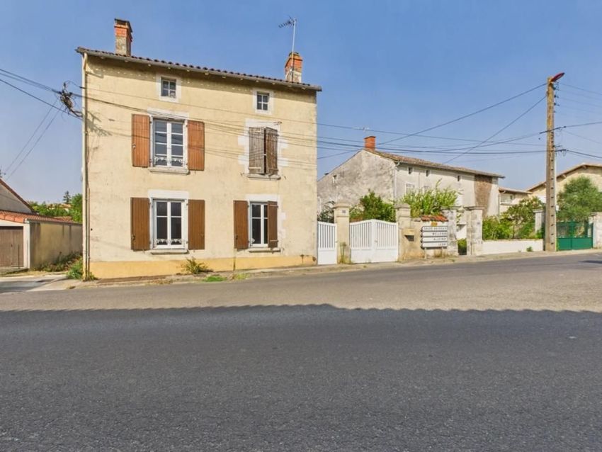 Image Façade à  maison de village de Chef-Boutonne
