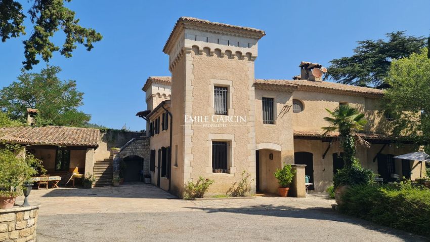 Image Façade à  château de Manosque