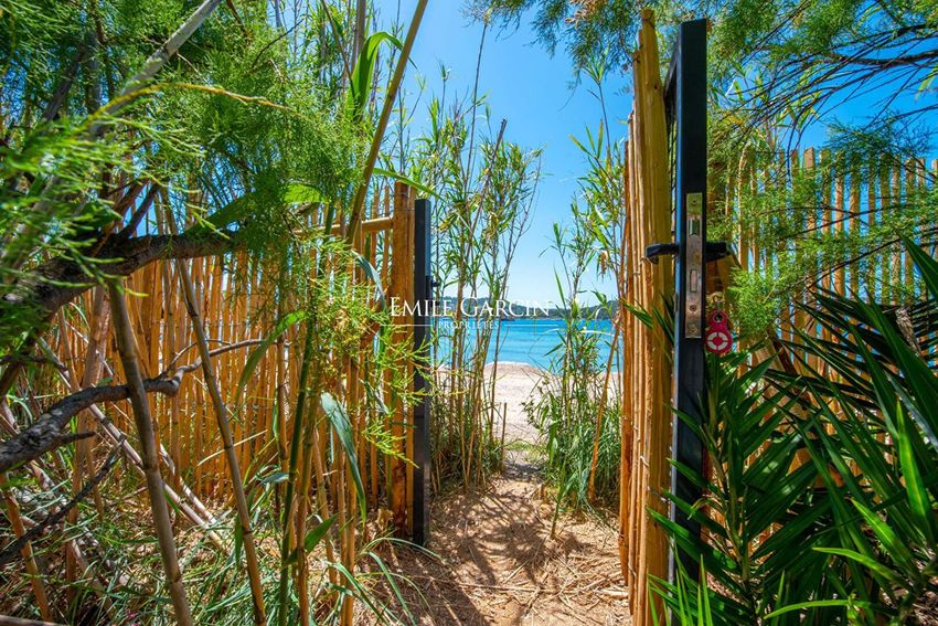 Image Vue à  villa de Saint-Tropez