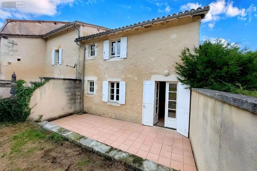 Image Façade à  maison mitoyenne de Saint Privat en Périgord