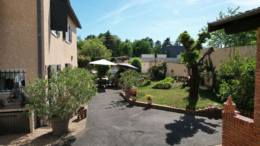 Image Façade à  villa de Pusignan