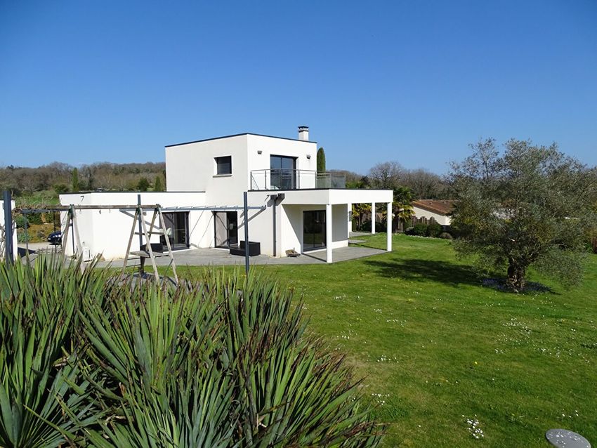 Image Façade à  villa de Sainte-Nathalène