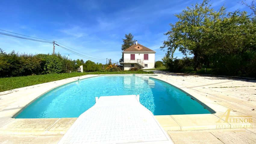 Image Piscine à  maison individuelle de Bourdeilles