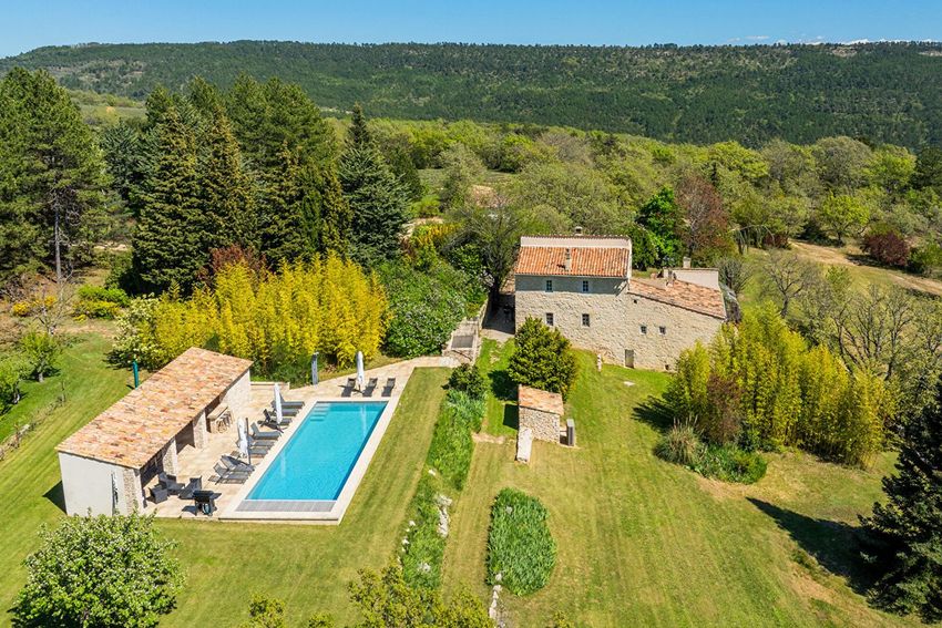 Image Piscine à  maison individuelle de Sainte-Croix-à-Lauze