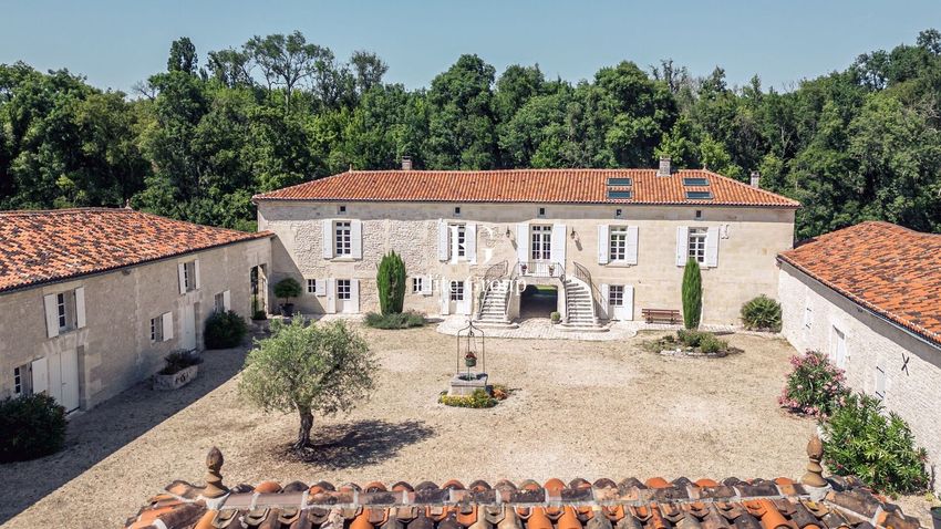 Image Façade à  manoir de Bourg-Charente