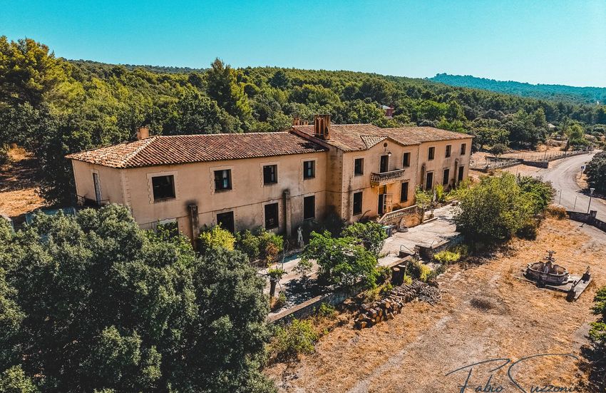Image Façade à  villa de Signes