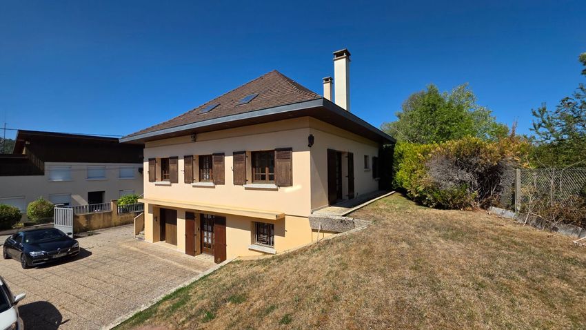 Image Façade à  villa de Oyonnax