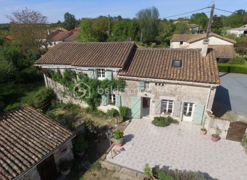Image Façade à  propriété agricole de Pamproux