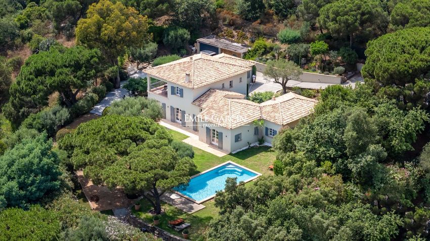 Image Façade à  villa de Ramatuelle