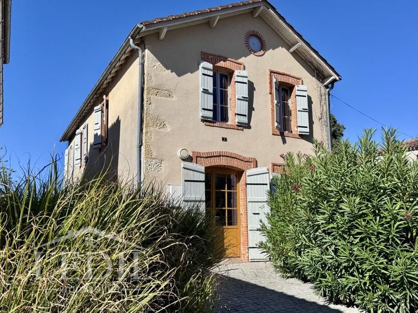 Image Façade à  maison de village de Roques