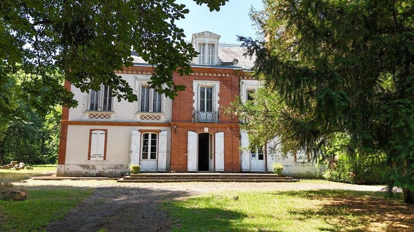 Image Façade à  château de Saint-Nauphary
