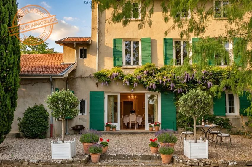 Image Façade à  maison individuelle de Champagne-au-Mont-d'Or